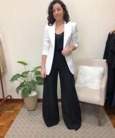 Blazer And Palazzo Outfit, Blazer Semi Formal Women, Black Palazzo Pants Outfit Work, Outfits Saco Blanco, Blazer Blanco Outfit Formal, White Blazer Black Pants Outfit, Outfit Blazer Blanco Elegante, Outfit Saco Blanco, Outfit Blazer Blanco