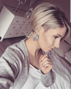 Bob Style Haircuts, Choppy Bob Hairstyles, Short Bob Haircuts, Short Pixie Haircuts, Short Blonde, Selfie Time, Trending Hairstyles, Short Blonde Hair