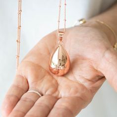 👉🏼 DETAILS * Smooth Cage (Drop Shape): Rose Gold Plated 20mm with a non-visible musical pearl * With or without Adjustable chain: Rose gold Brass length 110 cm or simple stainless steel mesh with 5cm extension so that your bola can grow as your pregnancy progresses Imagined and created in our workshop in the south of France. We will take particular care in the creation and finishing of each model. This is a very nice gift to give to a future mother. 🌞 BENEFITS OF PREGNANCY BOLA * The sound of Harmony Ball Necklace Pregnancy, Bracelets Liberty, Pregnancy Progression, Rose Gold Gifts, Metal Ball, Gold Gift, Rose Gold Plates, Or Rose, Necklace Etsy