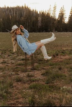 cowgirl western punchy Cowgirl Women Outfits, Girly Photoshoot Poses, Fall Inspo Photoshoot, Black Dress Field Photoshoot, Senior Girl Photoshoots Western, Fall Country Photoshoot, Fall Cowgirl Photoshoot, Pasture Photoshoot Ideas, Farm Photoshoot Ideas Women