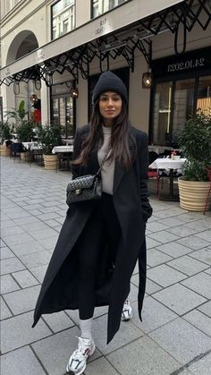 Berlin Winter Outfits, Ny Winter Fashion, Long Black Coat Outfit, New York Christmas Outfits, Ny Winter, Black Coat Outfit, Mantel Outfit, Nyc Winter Outfits, Cool Street Style