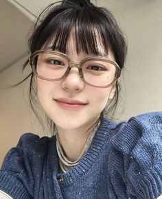 Glasses Inspiration, Office Girl, Girl Thinking, Asian Eye Makeup, Creative Makeup Looks, Hair Reference, 가을 패션, Pretty Makeup, Korean Makeup