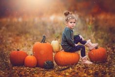 Pumpkin Shoot, Pumpkin Patch Photography, Creative Halloween Costume Ideas, Autumn Photography Portrait, Halloween Mini Session, Pumpkin Patch Photoshoot, Pumpkin Patch Pictures, Netflix Horror, Autumn Photos