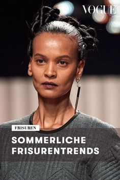 a woman with braids on her head and the words, sommerliche frisure