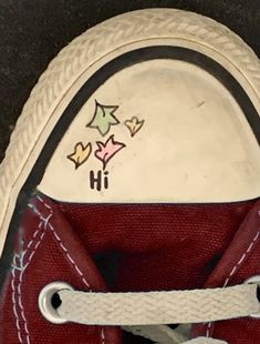 Converse Shoe Drawing Ideas, Heartstopper Clothes Style, Drawing On Sneakers Ideas, Heartstopper Outfit Ideas, Heartstopper Converse, Converse Decorated, Converse Drawings, Heartstopper Shoes, Converse Painting Ideas