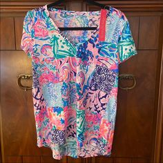 Lilly Pulitzer Nwt New With Tags Etta Top Print Patch To Match Size Xs Price Firm! No Offers Fitted Pink Top With Vibrant Print, Pink Summer Top With Vibrant Print, Casual Pink Top With Vibrant Print, Casual Pink Vibrant Print Top, Pink Short Sleeve Tops With Vibrant Print, Pink V-neck Top With Vibrant Print, Vibrant Pink V-neck Top, Navy Polo Shirt, Pink Lillies