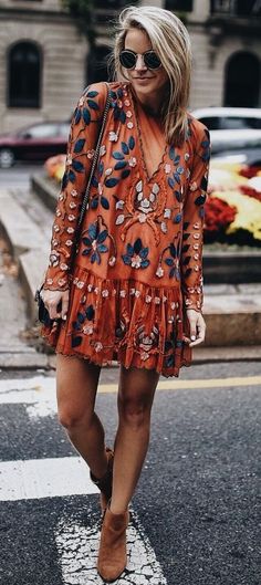 Résultat de recherche d'images pour "manteau style bohème" #Bohofashion Stile Hippie Chic, Boho Mode, Walking Down The Street, Stil Boho, French Beauty, Bohol, Sweet Dress