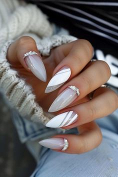 27 ongles en amande élégants que vous allez adorer White Nail Art Ideas, White Nail Inspo, Nail Art Blanc, Almond Nail Designs, White Almond Nails, Bright Pink Nails, White Coffin Nails, Color For Nails, White Manicure