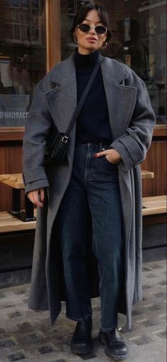 Dark Coat Outfit, Dark Winter Outfits Ideas, Dark Gray Coat Outfit, Street Style Winter 2023-2024, Dark Gray Outfit, Grey Coat Outfit, Vinter Mode Outfits, Mantel Outfit, Stile Casual Chic