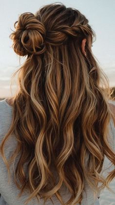 Half Up Half Down Fall Hairstyles, Braided Hairstyles Wedding Guest, Fall Dance Hairstyles, Summer Hairstyles Brown Hair, Pretty Bridesmaid Hairstyles, Boho Homecoming Hair, Cute Hairstyles For A Wedding Guest, Fall Wedding Guest Hair, Wedding Hair Ideas For Bridesmaids