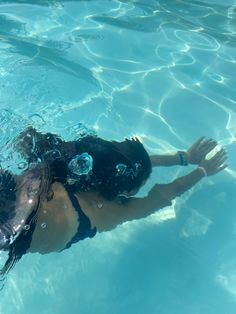 Cool Pool Pictures, Swimming Pool Summer Aesthetic, Summer Poses Photo Ideas Pool, Summer Aesthetic Swimming, Vision Board Summer Aesthetic, Swimming At Beach Aesthetic, Pool Picture Aesthetic, Summer Swim Aesthetic, Pool Insta Photos