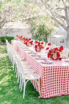 Picture this: a charming backyard wedding 🌿 with a long table dressed in a red and white gingham tablecloth, bringing countryside flair. 🌸 Romantic red floral centerpieces align the table, and overhead string lights promise an enchanting evening. Ready for a celebratory feast with detailed place settings and crisp white chairs! Get inspired for your own magical wedding. #WeddingDecor #BackyardWedding #BohoWedding #OutdoorWedding #WeddingCenterpieces Barbeque Wedding, Backyard Bbq Wedding, Backyard Bridal Showers, Outdoor Bridal Showers, 50th Birthday Party Decorations, Picnic Theme, Wedding Themes Summer, Backyard Picnic, I Do Bbq