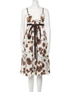 Vera Wang Silk Slip DressBrownFloral PrintSleeveless with V-NeckConcealed Zip Closure at BackDesigner Fit: Dresses by Vera Wang typically fit true to size. Sleeveless Brown Midi Dress For Daywear, Brown Sleeveless Midi Dress For Daywear, Brown Sleeveless Sundress, Brown Sleeveless Sundress Midi Dress, Brown Floral Print Sundress, Print Silk Dress, Wang Dress, Vera Wang Dress, Silk Print Dress