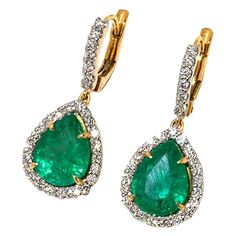 - delineation - 18 carat yellow gold - Each hallmarked with fine content - 2 drops of emerald totaling approx. 4.11 ct.Columbien - 56 round-cut diamonds from a total of approx. 0.69 ct., good to very good colour and purity - In black jewellery box - Dimensions: 26 x 12 mm - Total weight: approx. 5.00 g - Fine entourage jewellery with green emerald drops lined with sparkling white diamonds Additional information The dimensions are 26 x 12 mm each. The total weight is approx. 5.00 g. Paar Ohrringe Engagement Rings Affordable, Freshwater Pearl Jewelry, Brand Jewelry, Black Jewelry, Hanging Earrings, Emerald Earrings, Emerald Jewelry, Affordable Jewelry, Pearl Diamond