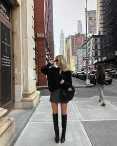 Cool School Outfits, High Boots Outfit Winter, Black Knee High Boots Outfit, Classy Autumn, New York Girl, Cool School, Short Skirts Outfits, Preppy Fall Outfits, Winter Boots Outfits