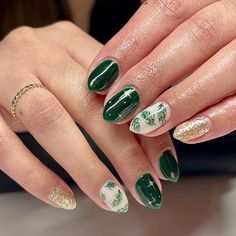 This chic and festive nail design combines deep green polish with white and gold accents. The holly leaves and berries on the white nails bring a touch of nature, while the sparkling gold glitter nail adds a glamorous finish. The overall look is balanced and sophisticated, making it ideal for both casual and formal holiday events. Christmas Nail Designs Gold, Christmas Nail White, Green And Gold Nail Designs, Green Christmas Nail Designs, Glitter Christmas Nails, Green Christmas Nail, Green Christmas Nails, Checkered Nails, Festive Nails