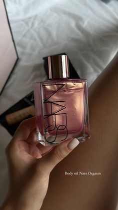 Inspo Makeup, Fragrances Perfume Woman, Smink Inspiration, Smell Goods, Body Butters, Perfume Scents, Perfume Lover, Body Care Routine, Makeup Items