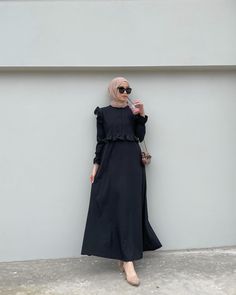 Black Dress Hijab Outfits, Black Dress Hijab, Tunik Hijab Style, Modest Feminine Outfits, Braidsmaid Dresses, Model Gamis, Hijab Trends, Muslim Outfits Casual, Muslim Fashion Hijab Outfits