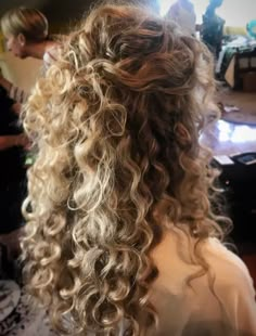 Curly Natural Curls, Curly Haircut, Nails Lips, Beautiful Curls, Hairstyles Updo, Wedding Hair Makeup, Beauty School