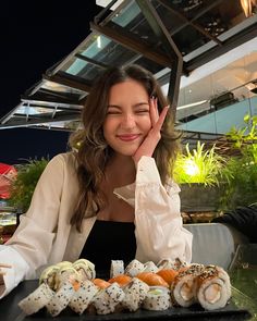 Sushi photoshoot inspiration cute outfit Sushi Night Outfit, Sushi Date Outfit, Sushi Tumblr, Dinner Photoshoot, Outfit Con Camisa, Sushi Pictures, Dinner Outfit Summer, Date Outfit Ideas, Sushi Date