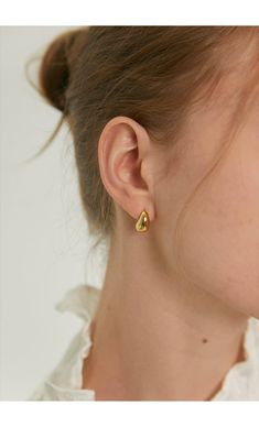 Ajoutez une touche de fantaisie à votre tenue avec nos boucles d'oreilles Lucy Chestnut Stud ! Ces boucles d'oreilles mignonnes et modernes présentent une forme unique en forme de châtaigne, disponibles en or et en argent. Un ajout délicat à n’importe quel look, parfait pour les personnes avant-gardistes.   Finition : or/argent 18 carats   Taille : 8x13 mm, tige papillon ou balle en silicone Golden Studs Earrings, Daily Earrings, Fashion Jewelry Necklaces Gold, Gold Huggie Earrings, Simple Gold Earrings, Stud Earrings Gold, Crystal Hoop Earrings, Couple Jewelry