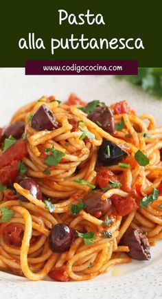 Primer plano de espaguetis con salsa de tomate, trocitos de tomate, aceitunas negras y perejil fresco. Pasta Putanesca, Pasta Recepies, Puttanesca Pasta, Spaghetti Alla Puttanesca, Alla Puttanesca, Pasta Puttanesca, Pasta Italiana, Classic Italian Dishes, Pasta Lover