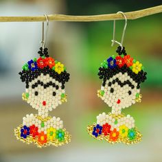 Adriana Trejo creates iconic earrings, depicting the renowned Mexican artist Frida Kahlo with colorful glass seed beads. Tassel Ornament, Handcrafted Beaded Jewelry, Beautiful Beaded Earring, Beaded Jewelry Earrings, Earrings Golden, Glass Beads Jewelry, Mexican Artists, Turquoise Glass, Beaded Dangle Earrings