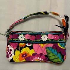 Super Cute Nwt Vera Bradley Va Bloom Wristlet! Wristlet Has 1 Zippered Pocket And 4 Credit Card Pockets. The Inside Is Pretty Spacious For Being A Wristlet. This Is 1 Of Those Items I Find To Be So Cute That I’m Tempted To Keep It. Vera Bradley Bags, Vera Bradley, So Cute, Credit Card, Super Cute, Bag Lady, Zipper, Red, Women Shopping