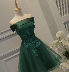 Material:Tulle,Silhouette:A-lineColor:Green,Hemline:KneeLength,Back Details:Lace-up Homecoming Dresses Green, Quinceanera Gowns, Dress Glitter, Dress Train, Floral Prom Dresses, Tulle Homecoming Dress, Dress Graduation, Short Party Dress, Dress Tulle