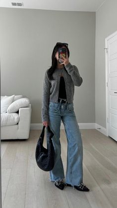 Casual outfits inspo for women. Aesthetic fall outfits inspo. Black top, grey cardigan, wide leg denim jeans outfit inspiration. College outfits ideas for girls. School outfits ideas. Fall fits for girls. Chic back to school outfits ideas. Jeans And Cardigan Outfit Work, Chic Daily Outfit, Seoul Outfits, Chic Dinner Outfit, Black Cardigan Outfit, Outfits With Grey Cardigan, Cardigan Outfit Aesthetic, Casual Dinner Outfits, Cardigan Fall Outfit