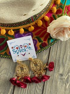 These Beautiful Mexican Earrings are made with the Mexican art form of twisting gold plated wires to create beautifully intricate works of art. The silk flowers add that feminine touch to any outfit! These earrings are handmade by Mexican Artisans. More colors available here: https://www.etsy.com/es/listing/872645794/aretes-mexicanos-de-filigrana-aretes?ref=listing_published_alert Gold Drop Flower Earrings For Festive Occasions, Festive Gold Drop Flower Earrings, Traditional Gold Flower Earrings With Ear Wire, Gold Flower Earrings For Festival, Elegant Dangle Flower Earrings For Festivals, Festive Flower Drop Earrings, Gold Flower Drop Earrings For Festival, Festival Gift Dangle Flower Earrings, Festival Dangle Flower Earrings As Gift