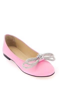 Ballet Flats par Mach & Mach en satin de soie pure enrichie avec un double arc parsemé de cristaux. Intérieur en cuir, talon rembourré et semelle en cuir. Double Bow, Leather Interior, Silk Satin, Pure Silk, Ballet Flats, Luxury Branding, Ballet, Satin, Pure Products