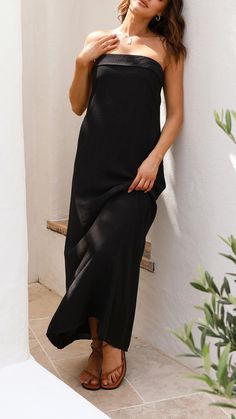 Feel effortlessly chic in this pocketed maxi dress with a relaxed fit. Featuring a strapless design, a bustline fold, and an invisible back zipper for a sleek silhouette. Pocket Maxi Dress, Reindeer Headband, Daily Dress, Swimwear Cover, Dress Jewelry, Effortlessly Chic, Hoodie Top, Sweater Jacket, Jumpsuit Romper