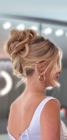 The low chignon is a timeless, elegant hairstyle that’s perfect for homecoming. To achieve this look, gather the hair into a low ponytail at the nape of the neck, twist it into a bun, and secure it with bobby pins. Add a bit of volume at the crown of your head for a more formal, structured appearance. You can also tuck in small flowers or decorative hairpins to personalize the look. This style works best for medium to long hair and provides a sophisticated, polished finish that pairs beautifully 90s French Twist Updo, High Messy Updo Wedding, Up Do Messy Bun, High Updos For Wedding, French Roll Hairstyle Wedding, Messy Curly Updo Wedding, Piled High Twist Updo, Modern Up Do, Sabrina Carpenter Updo