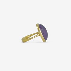 Details Lola Brooks 18k yellow gold & oval pinkish purple chalcedony ring, size 7 1/4. The 11.35ct stone measures approximately 3/4″ x 1/2″ & is set in Lola’s signature delicate bezel setting. The split band tapers from 1/8″ to 1/16″. - purple chalcedony, 11.35ct - 18k yellow gold - size 7 1/4 Sizing This ring can be resized. Please allow 2 - 6 weeks. Inquire about sizing fee. Purple Chalcedony, Pinkish Purple, Chalcedony Ring, Forms Of Communication, Scale Design, Arts And Crafts Movement, Metropolitan Museum Of Art, Victorian Era, Kind Words