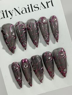 🍁 Material: I only work with high-quality materials to create sturdy, long-lasting luxury press-on nails that you can trust. My nails will last for: 1.1-2 days using adhesive tabs (provided with the nail set) 2.3-4 weeks using nail glue. You can reuse all of the nails multiple times if you take care of them. Follow the instructions provided with the nail set. 🍁 Size: XS: 14, 10, 11, 10, 8 mm S: 15, 11, 12, 11, 9 mm M: 16, 12, 13, 12, 9 mm L: 17, 13, 14, 13, 10 mm If you would like a custom siz Dark Nails Designs, Black Purple Nails, Purple Y2k Nails, Cozy Nails, Ongles Goth, Black And Purple Nails, Ongles Design, Ceramica Ideas, Kpop Nails