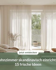 Hänge sanfte, leichte Gardinen auf. Sie bringen Wärme und Gemütlichkeit in dein Wohnzimmer. Wähle helle Farben, um das natürliche Licht zu maximieren. Achte darauf, dass sie vom Boden bis zur Decke reichen, um Höhe zu simulieren. So kreierst du eine entspannte, skandinavische Atmosphäre. Pins