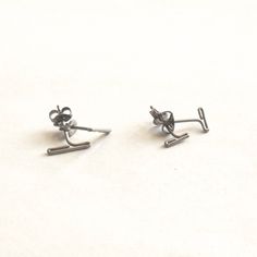 This a wonderfully simple and minimalistic earring for everyday use. These bars are 7mm and i11mm in length making it look like a little staple in your ear. It is made with Titanium, solid sterling silver, yellow gold filled, and rose gold filled. These are all great options if you have sensitive ears! <> Bar Lengths - 7mm & 11mm <> Materials - Titanium, .925 Sterling Silver, Yellow Gold Fill, & Rose Gold Fill <> Post Length - 10mm <> Post Gauge - 20ga <> Ea Staple Earrings, Bar Jewelry, Gold Bond, Gold Filled Earrings, Hypoallergenic Earrings, Bar Earrings, Stud Earrings Set, Gold Filled Jewelry, Sensitive Ears