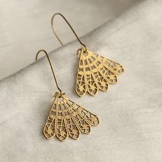 These intricate and beautiful earrings feature a bohemian filigree design in solid brass, which has an aged finish with touches of deep gold.  The beautiful, intricate detail reminds us of vintage lace. The earwires are solid brass, and these earrings are available in two length options.   ★ MEDIUM (3.5cm) fan hangs an inch below the earlobe ★ LONG (5cm) fan will hang at jawline level. This piece of handmade jewellery comes packaged in a nice recycled gift box with a handmade tag, all ready to g Cottagecore Bridesmaid, Earrings Cottagecore, Fan Jewelry, Jeweled Earrings, Lace Earrings, Bridal Earrings Pearl, Fan Earrings, Handmade Tags, Filigree Earrings