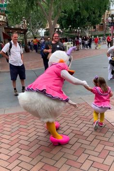 After Dressing as Daisy Duck on a Disney Trip, This Little Girl Met Her Idol, and the Video Is Everything Daisy Duck Toddler Costume, Daisy Costume, Disney Halloween Parties, Duck Shoes, Toddler Costumes, Daisy Duck, Disney Trip, Disney Halloween