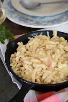 a pan filled with macaroni and cheese on top of a table