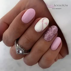 Pink Nails With Glitter, Valentine Nails Pink, Short Pink Nails, Nails With Glitter, Glitter Accent Nails, Heart Nail Designs, Summer Gel Nails, Pink Glitter Nails, Pink Gel Nails