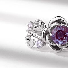 Un anello con pietra preziosa di Alessandrite fatto con amore
 Questo anello con pietra preziosa di alessandrite presenta una splendida pietra di alessandrite. Pietre di zirconia cubica sono aggiunte per un effetto extra scintillante.
 Grazie al suo straordinario cambiamento di colore, l'alessandrite è considerata una pietra preziosa unica e preziosa, il che rende gli anelli in alessandrite una scelta popolare per gli amanti dei gioielli.
 Inoltre, come pietra portafortuna per giugno, l'alessand Alexandrite Rings, Princess Diana Ring, Diana Ring, Flower Wedding Ring, Alexandrite Gemstone, Silver Rings For Women, Stone Roses, Alexandrite Stone, Moss Agate Ring