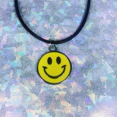 Smiley Face Choker Charm Necklace. #90s #jewellery #cool #girls #clueless 90s Jewellery, Choker 90s, Grunge Chokers, Necklace Grunge, Smiley Face Necklace, 90s Choker