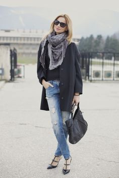 Scarf Outfit Street Style, Lv Scarf, Irene Adler, Valentino Heels, Outfit Street Style