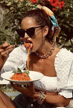 Dolce Vita Outfit, Italian Glam, Eating Spaghetti, Best Red Lipstick, Italian Aesthetic, Izabel Goulart, Italy Summer, Italy Outfits