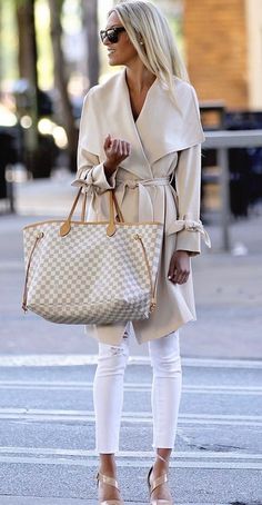 Great style #fashion #outfitoftheday #womenswear Edgy women’s outfit Fall Fashion Coats, All White, Look Fashion, Classy Outfits, Autumn Winter Fashion, Chic Outfits, Casual Chic, White Jeans, Stylish Outfits