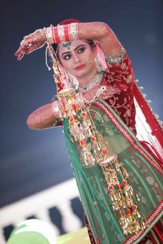 Clojup Style Bride Photo, Dulhan Single Pose, South Indian Bride Saree, Designer Bridal Lehenga Choli, Wedding Dresses Men Indian, Bride Photos Poses