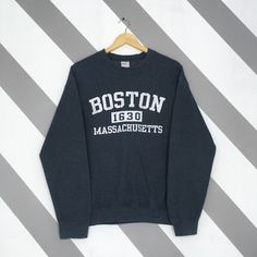 Vintage Y2K Boston City Massachusetts Sweatshirt Medium Boston 1630 Massachusetts Spell Out Crewneck Boston United State Gray Sweater Size M Good Used Condition. No holes and stains. *Color may be slightly different from the original color due to lightning and background. Size (On Tag) : Size M *To make sure if it FITS YOU, refer at the exact measurements. Size Measurement (All measurements were taken lying flat) : Width [armpit to armpit] : 21.5 inches / 55 cm Length [shoulder to end of garment Boston City, Pull Gris, United State, Boston Massachusetts, Gray Sweater, Vintage Y2k, 로고 디자인, American Vintage, Grey Sweater