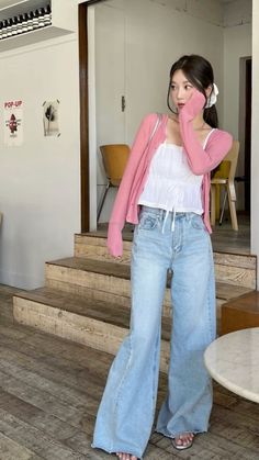 Asian Jeans Outfit, Cute Street Style Outfit Ideas, Layering Cardigan Outfit, Teenage Outfits Girl, Pink Top Jeans Outfit, Girly Japanese Aesthetic, Shoujo Girls Outfits, Cutesy Outfits Pink, Girly Korean Fashion